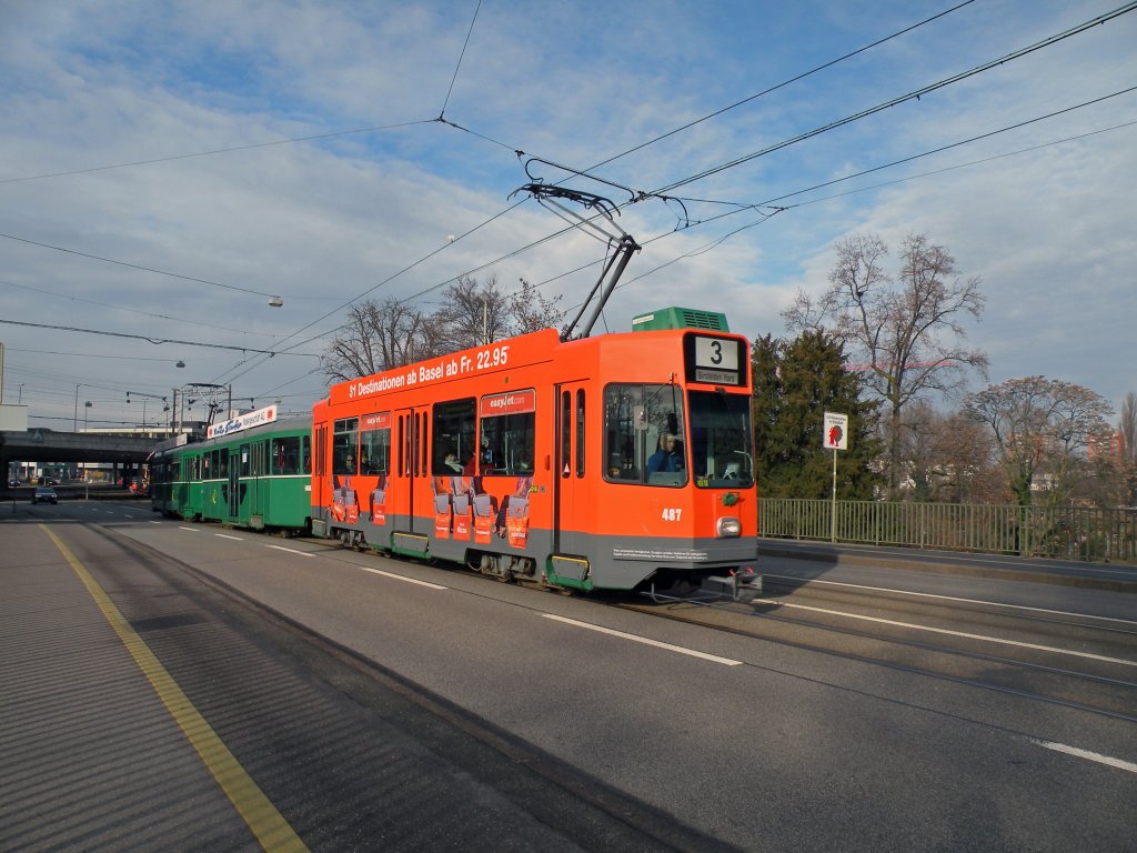 Seit kurzem haben die BVB wieder ein neues Werbetram Motorwagen 487 wirbt fr die Fluggesellschaft Easy Jet.Hier sehen wir den Motorwagen bei der Einfahrt in die Haltestelle Bren in Birsfelden. Die Aufnahme stammt vom 11.01.2011.