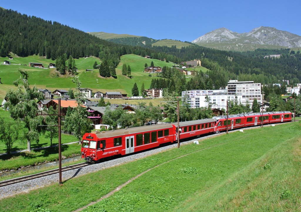 Seit kurzem verkehren die Allegra zwischen Davos Platz und Filisur teilweise mit Modul. Im Bild ist der Regio 1825 mit dem fhrendem BDt 1751 bei Ausfahrt in Davos Platz, 23.08.2012.