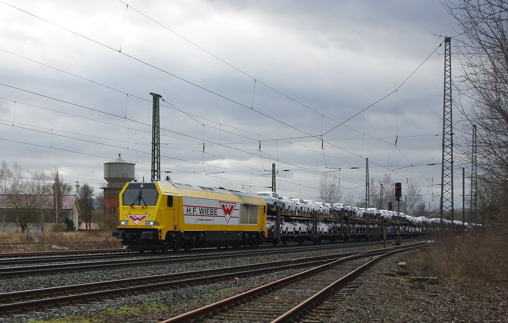 Seit kurzer Zeit l�sst die Firma Altmann ihre Autoz�ge vom Unternehmen Wiebe quer durch Deutschland ziehen (Nord-S�d). Dabei wird alles an Loks eingesetzt, was die Firma Wiebe zu bieten hat. Meist kamen diese Z�ge bei uns erst im dunklen vorbei. Nicht so am 05.02.2011, als die 264 011 einen dieser Z�ge in Richtung Norden brachte! Hier in Eschwege West.