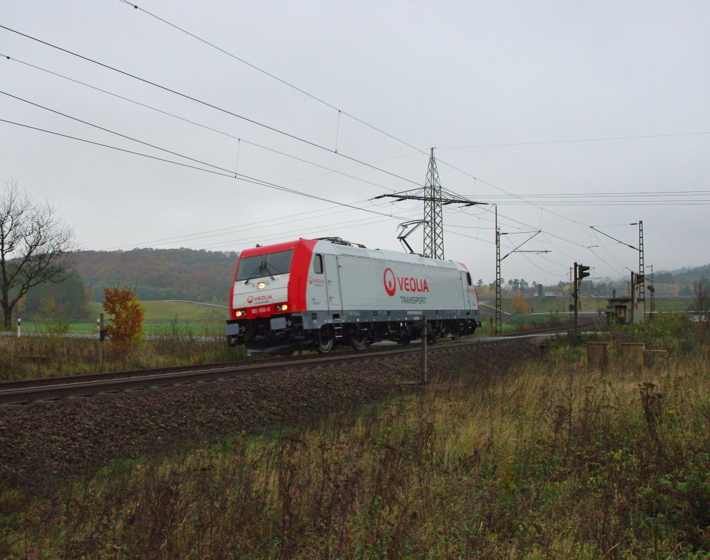 Seit langem mal wieder ein Highlight, wenn auch nicht bei bestem Wetter... ist halt Herbst. Das neueste Pferd im Stall der Veolia-Flotte, frisch aus dem Kasseler Werk in Fahrtrichtung Norden am 30.10.2009 zwischen Eichenberg und Friedland(HAN), die 185 650-9.