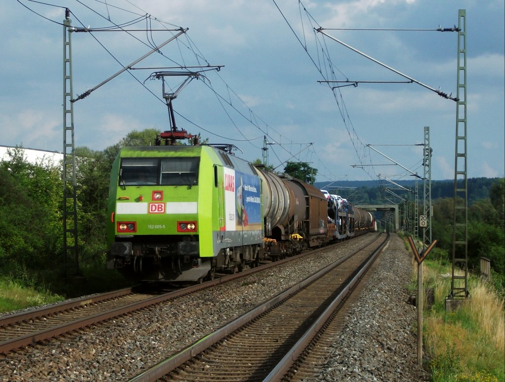 Seit langem mal wieder Fotografiert. 152 005  CLAAS  ist am 05.Juli 2011 mit einem langen gemischten Gterzug in Gundelsdorf Richtung Saalfeld/S unterwegs.