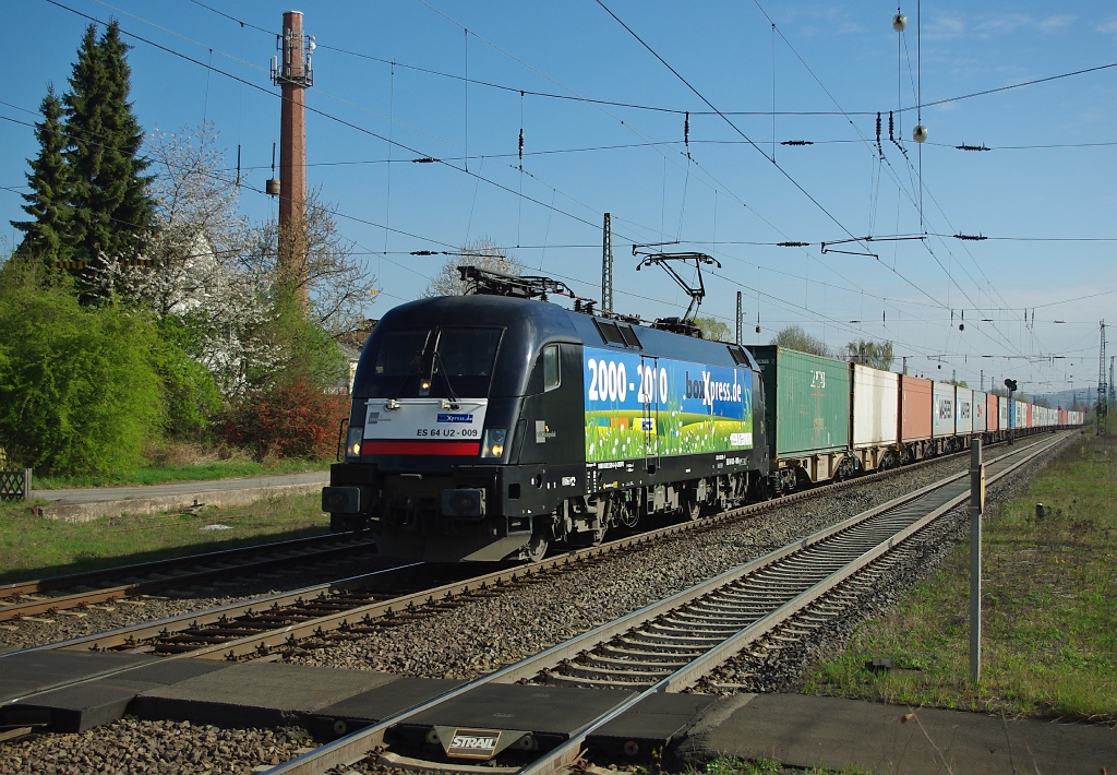 Seit langem mal wieder gesehen: Der  Jubi Boxxer  182 509 (ES 64 U2-009) mit Containerzug in Fahrtrichtung Sden. Aufgenommen am 15.04.2011 in Eichenberg.