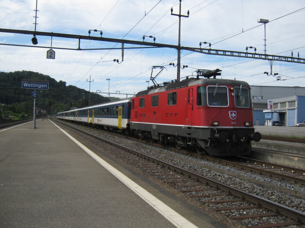 Seit letztem Fahrplanwechsel ist leider auch dieser Pendel nur noch Geschichte: Re 4/4 II 11192 mit 7-teiligem EWI/II NPZ Pendel (mit BDt am Zugschluss) als RE 3629 bei Einfahrt in Wettingen, 11.08.2011.