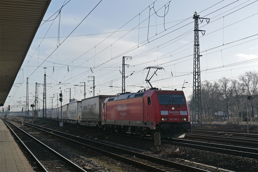 Seit neustem fhrt DB Schenker die EKOL-Zge, leider nicht mehr Lokomotion; Hier fhrt 185 308-4 mit dem Ekol nach Ludwigshafen(Rhein). (Mannheim, 28.01.2013)
