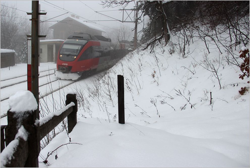 Seit Planwechsel dominieren im Regionalverkehr auf der Semmeringbahn die Triebwagen der Reihe 4024 - An einem schneereichen Wintertag wurde 4024 105 als R 2960 zwischen Klamm und Eichberg aufgenommen. 25.2.2013