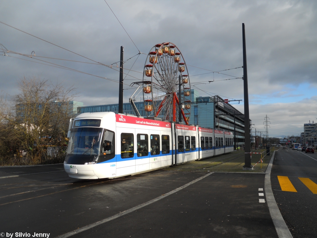 Seit die Trams der Linie 10 zum Flughafen fahren, gab es einemassive Zunahme von achwerbungen verschiedener Airlines, so mach die Cobra 3075 am 11.12.2010 beim Bhf. Stettbach Werbung fr Air Malta.