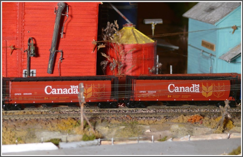 Seit Weihnachten 09 verkehren auf meiner Spur-N Anlage einige neue kanadische Grain-Hoppers, die so bestens zu den Prarie Landschaften passen. (30.12.2009)