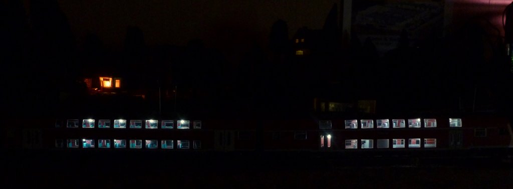 Seiten Ansicht der Beleuchteten Dostos auf meiner Modellbahn.