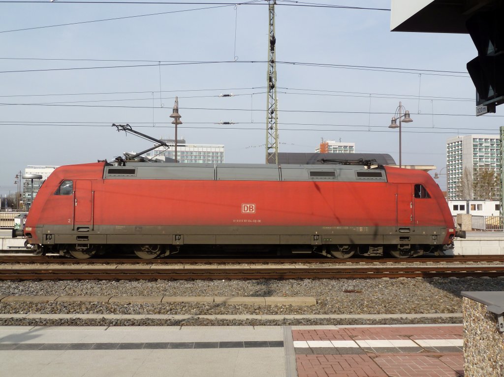 Seitenansicht 101 124 die grade aus dem Dresdner HBF ausfhrt.
12.03.11