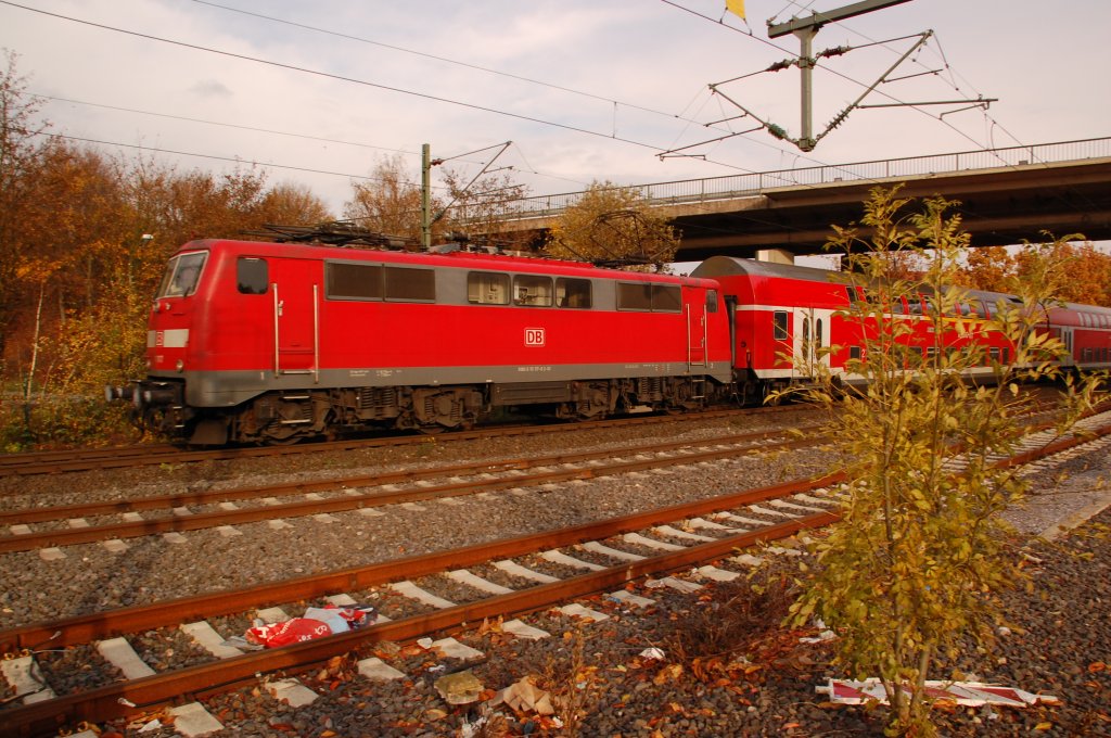 Seitenansicht der 111 117-8 am Samstag den 6.November2010 in Korschenbroich. Sie ist die Zuglok eines RE 4 Zuges nach Aachen.