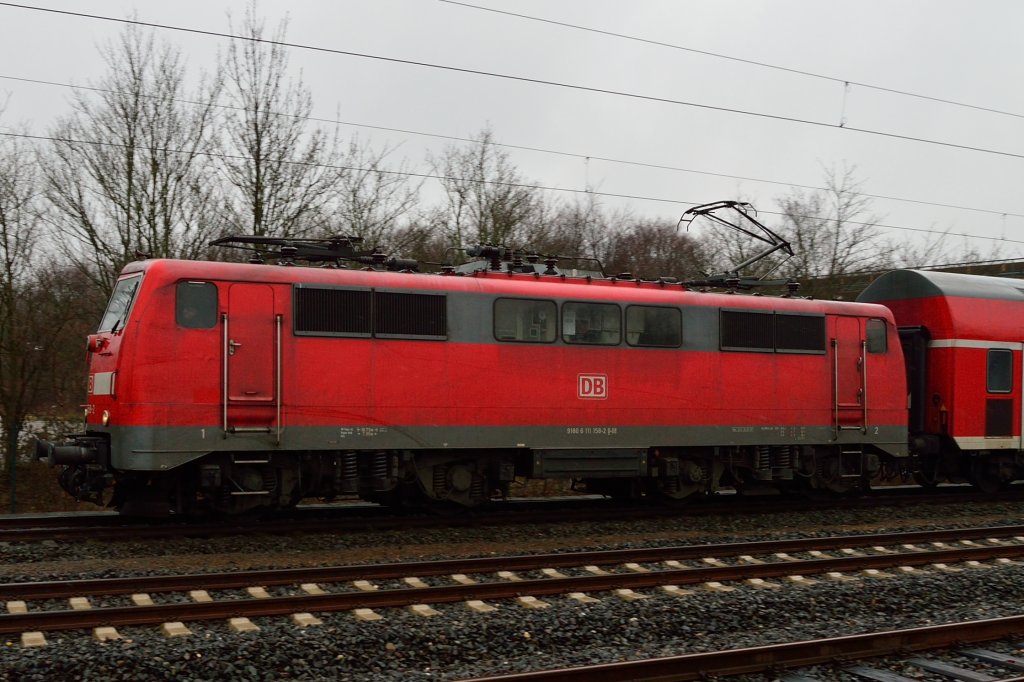 Seitenansicht der 111 158-2 bei der Durchfahrt in Korschenbroich mit einem RE 4 nach Aachen. 10.3.2013