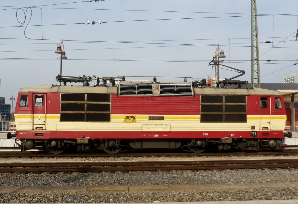 Seitenansicht 371 001 beim ankuppeln im Dresdner HBF.
12.03.11
