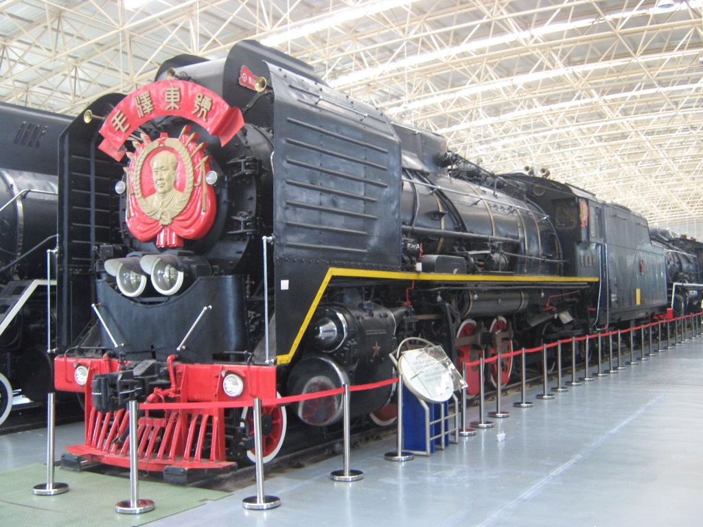 Seitenansicht einer chinesischen Dampflok, aufgenommen im  China Railway Museum  in Peking im Juni 2011.
Absolut eine Reise wert !!!