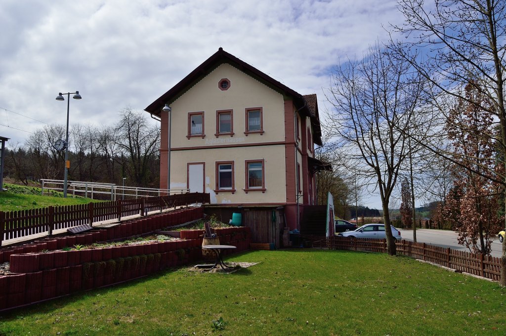 Seitenansicht des ehemaligen Empfangsgebudes des Bahnhofs Aglasterhausen. 13.4.2013