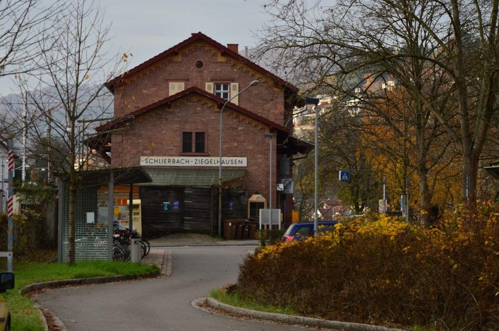 Seitenansicht des Empfangsgebudes in Heidelberg Schlierbach-Ziegelhausen. 18.11.2012