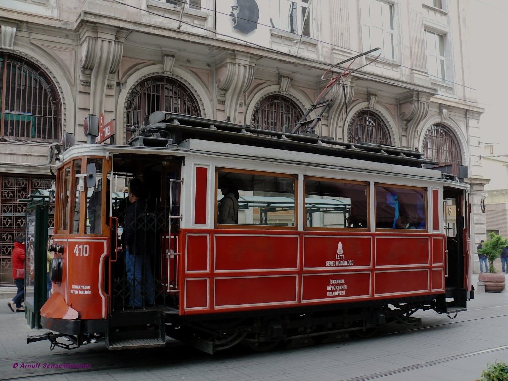 Seitenansicht des Tram-Wagens 410 an der Endhaltestelle Tnel.
Die Nostaljik Tramvay ist eine 1,6 Kilometer lange Meterspur-Straenbahn, die seit 1990 durch die Einkaufsstrae (Fugngerzone) Istikll Caddesi 
zwischen Tnel und Taksim-Platz verkehrt. Hier im europischen Teil Istanbuls war die Straenbahn 1960 eingestellt worden. Sie erfllt entgegen ihrem Namen aber heute ein aktuelles Verkehrsbedrfnis.
Nur die Fahrzeuge sind tatschlich historische Fahrzeuge von 1911-1914, die bereits frher hier verkehrten und hierfr aufgearbeitet wurden.
12.04.09