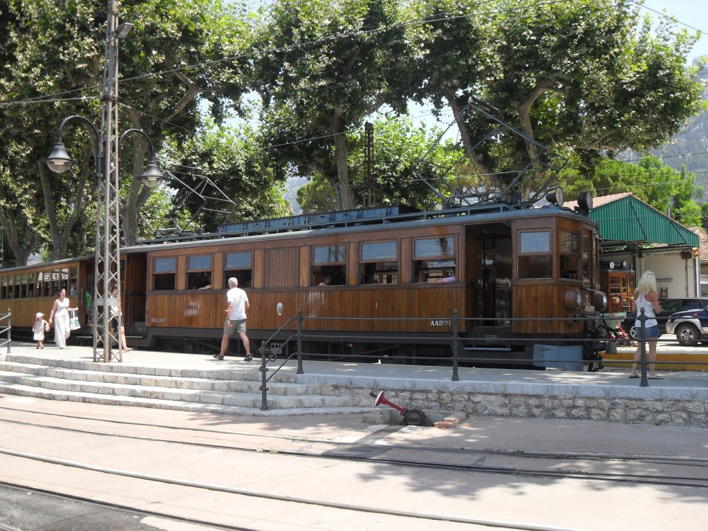 Seitenansicht des Triebwagens No.1 der Ferrocarril de Sller.Bahnhof Sller am 19.7.10.