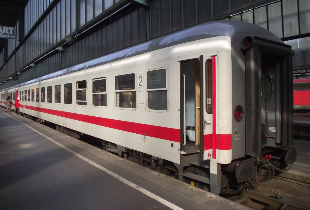 Seitenansicht eines Bimdz 268.7 am 23. August 2011 im Stuttgarter Hbf.