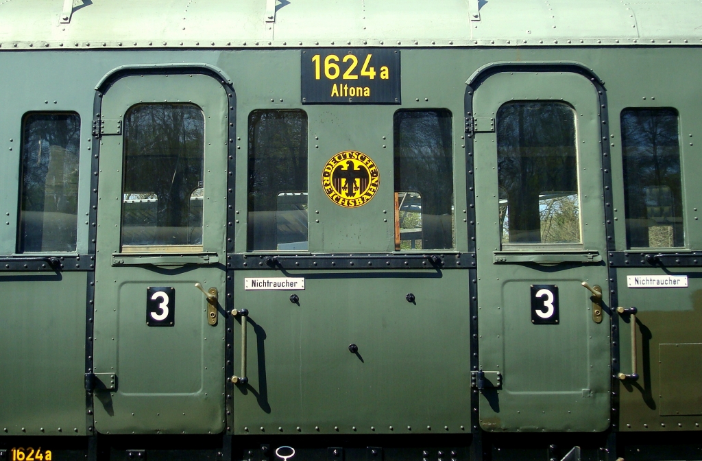 Seitenansicht eines Zuges der ehemaligen Hamburger Wechselstrom-S-Bahn. Nahverkehrsmuseum  Lokschuppen Aumhle , 23.4.2001