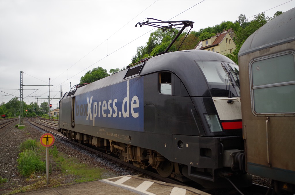 Seitenansicht ES 64 U2 - 008 BoxXpress am 02.06.2013 in Kronach. 