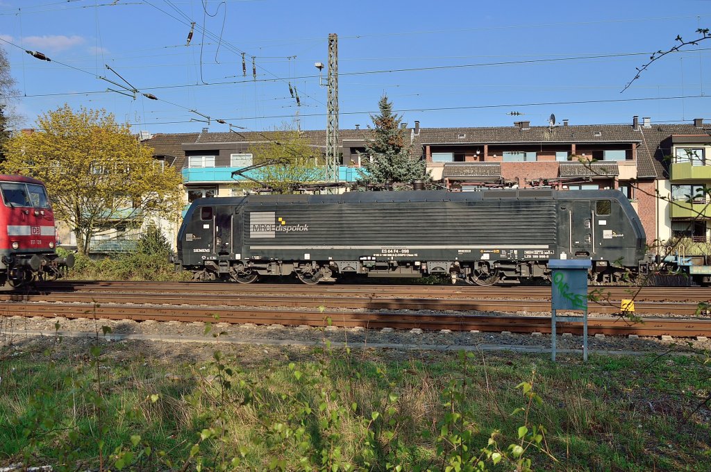 Seitenansicht der MRCE 189 998-8 bei der Einfahrt in den Rheydter Hbf. Von links kommt die 111 128 ins Bild die einen RE4 Zug nach Aachen bringt.24.4.2013