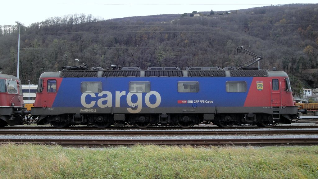 Seitenansicht der Re 620 042-2  Monthey , welche am 29.11.12 abgestellt in Vedeggio zu sehen war.
