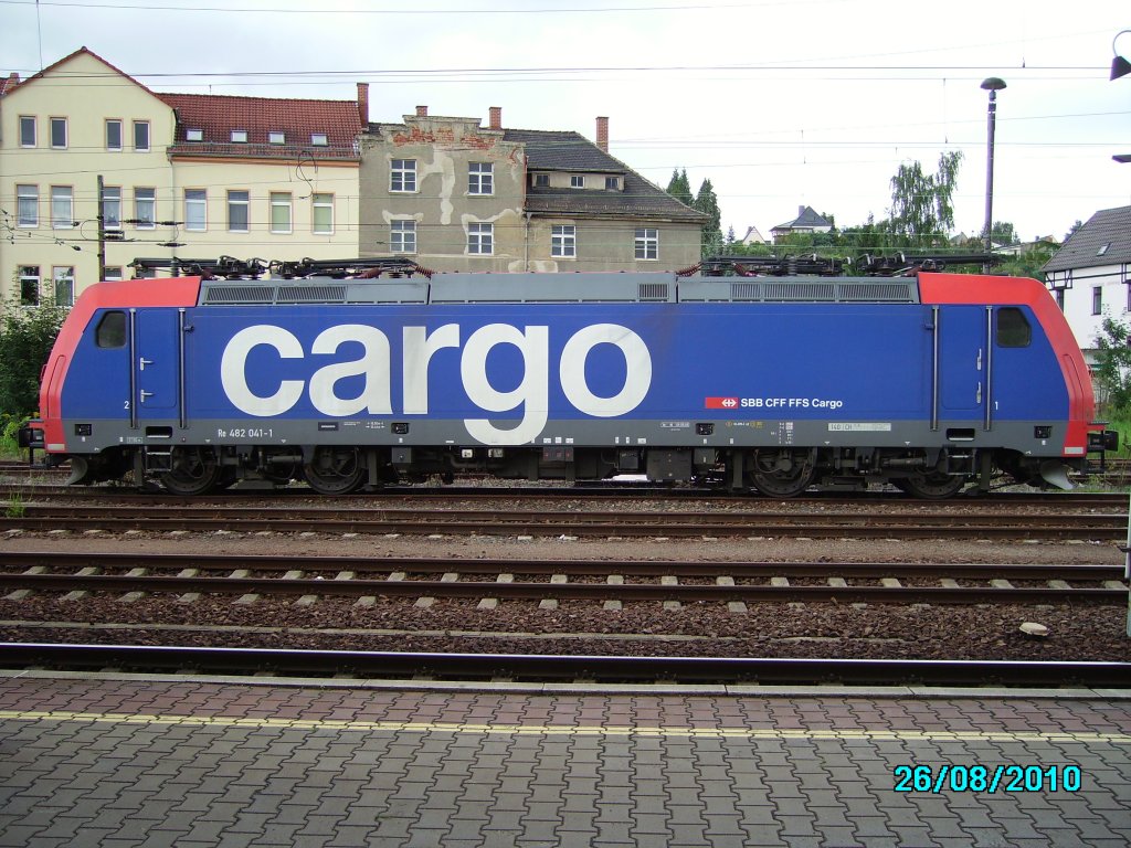 Seitenansicht der Re482 041-1, sie war in Gößnitz abgestellt. Fotografiert am 26.08.2010