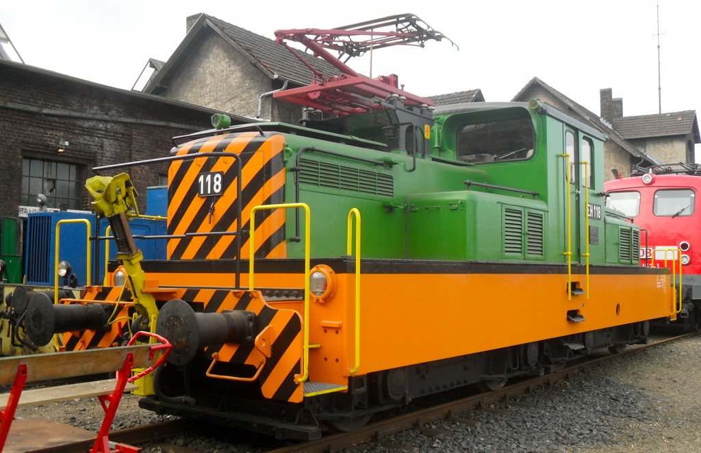 Seitenansicht der Zweikraftlokomotive EH118.Ihre Heimat war bis zum 30.8.2003 Duisburg-Hamborn, bis sie in das Rheinische Industriebahnmuseum K�ln kam.Vorher wurde sie noch �u�erlich aufgearbeitet.Das Foto entstand am 13.2.2011 im Bw K�ln Nippes (RIM K�ln).