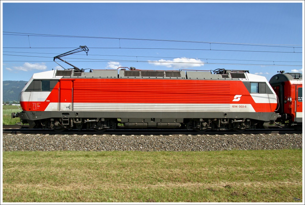 Seitenaufnahme der 1014 003 welche mit Messzug SPROB 97712 von Unzmarkt nach Leoben fhrt.
Zeltweg 10.5.2010