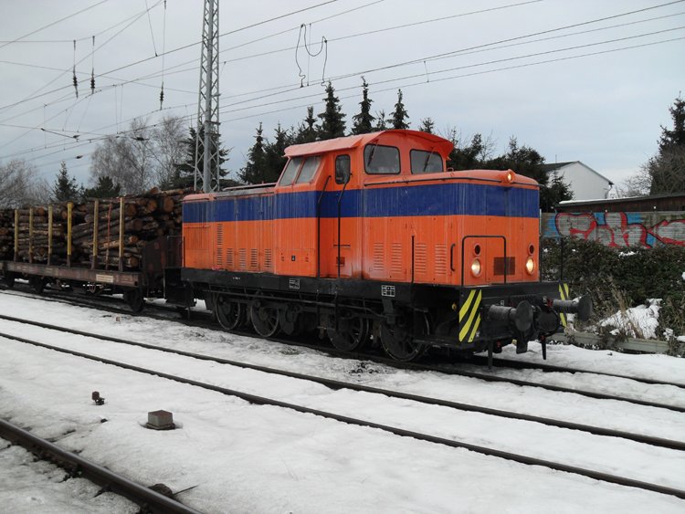 Seitenaufnahme von der schmutzigen V60 als Sie gerade den Holzzug von Rostock-Bramow nach Stendal-Niedergrne zusammengestellt hat.(25.02.10)