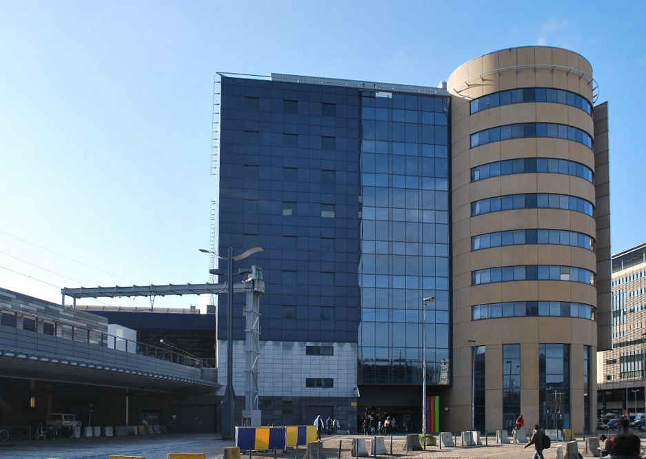 Seitenfassade des neuen Bahnhofgebudes Bruxelles-Midi (Brussel-Zuid) im Februar 2010