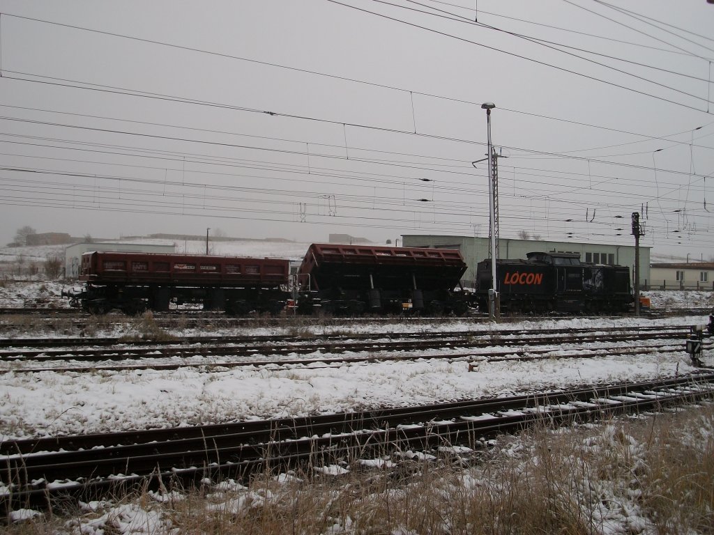 Seitenkippwagen in der Kippstellung wurde am 26.November 2010 von LOCON-217 zur Baustelle in Bergen/Rgen gebracht.