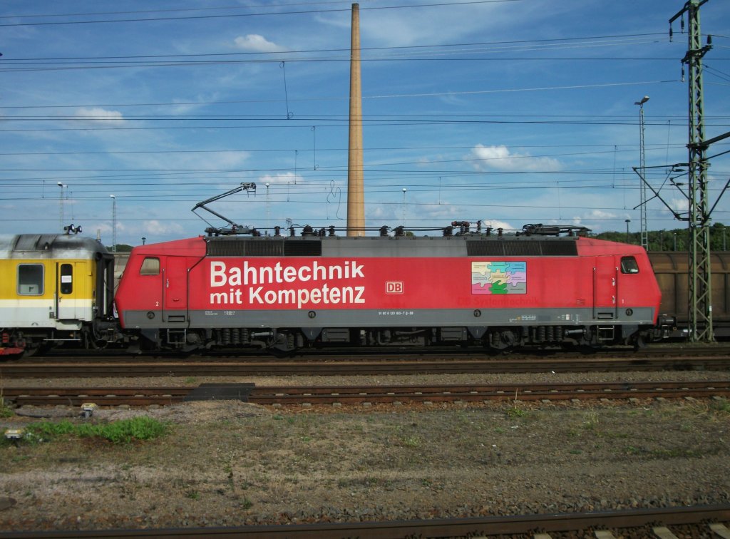 Seitenportrait der 120 160-7  Bahntechnik mit Kompetenz . Aufgenommen am 22.August2012 bei einer Messfahrt in Saalfeld(Saale).
