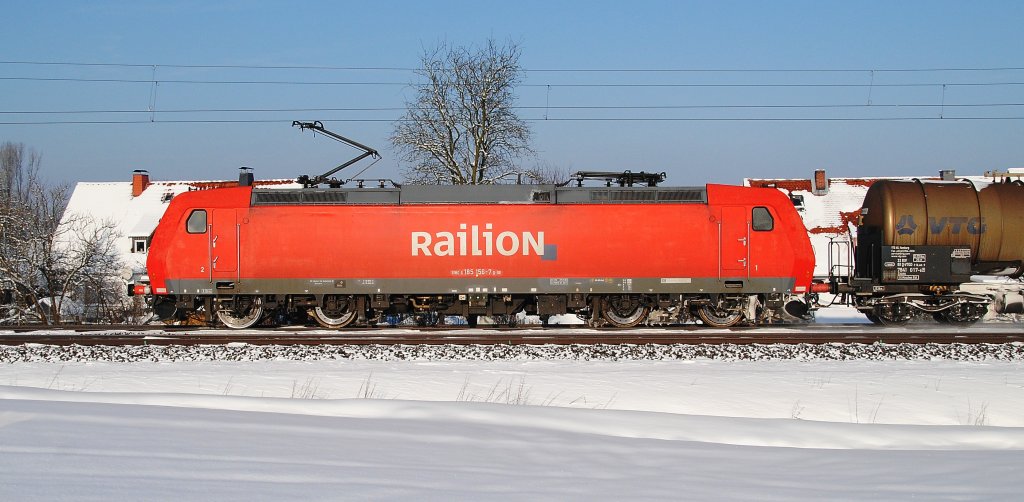 Seitenschuss der 185 156, die mit ihrem Gz auf der Frankenwaldbahn gesichtet werden konnte. (28.12.2010)