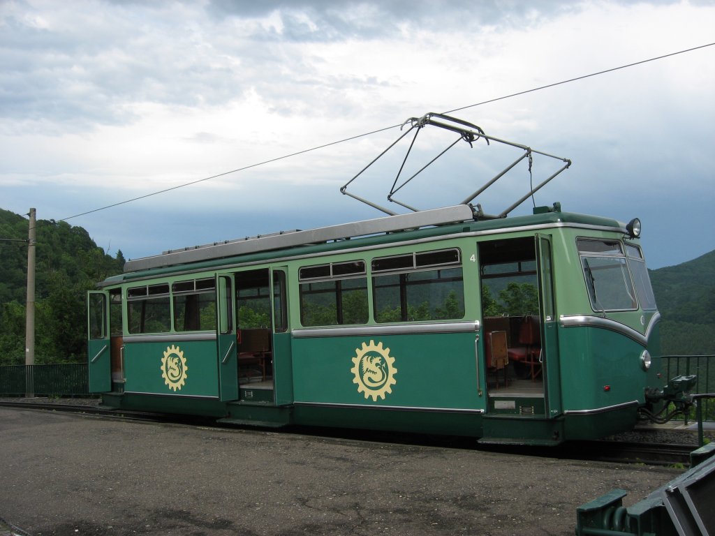 Seitliche Ansicht eines Wagen der Drachfelsbahn. Aufgenommen am 06. Juni 2010 in der Bergstation.