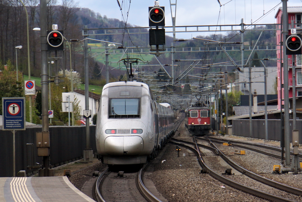 Sekunden spter ist der TGV 4418 auch schon wieder an mir vorbei und trifft einen InterRegio mit der Re4/4 Nr.11196. Bahnhof Lausen-Baselbiet am 21.4.2012.