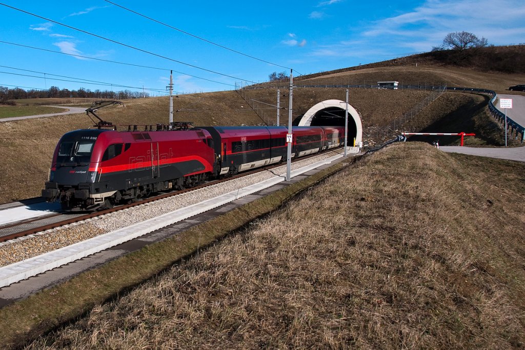 Sekunden spter war railjet 663 im 1307 Meter langen Reisenbergtunnel verschwunden. Die Aufnahme entstand am 03.02.2013 an der NBS zwischen St. Plten und Tullnerfeld.