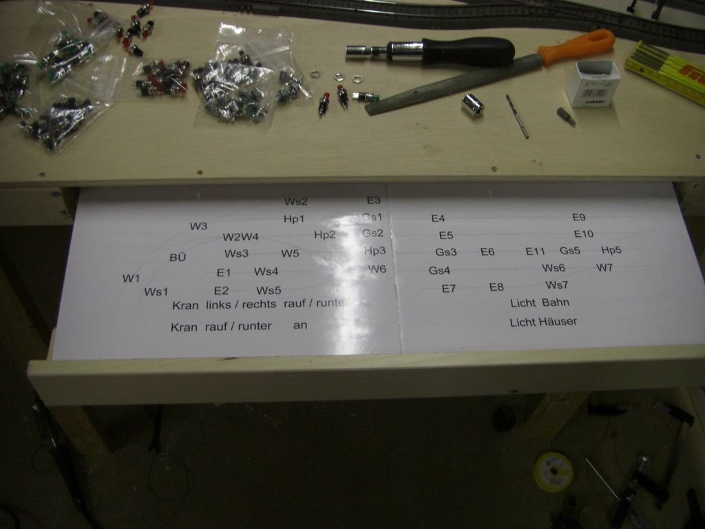 Selbst gebautes Stellpult mittels Schubladenschienen kann das ganze unter die Platte geschoben werden. Gleisplan wurde mit Busch PC Rail auf Fotopapier gedruckt. 2 x DIN A4 quer fr Modul 180 x 90 cm