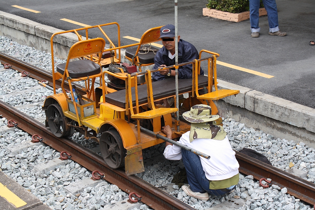 Selbst ist der Mann; Pannenbehebung an einem Kleinwagen der Type รบ.5 (RB.5) in der Chon Buri Station am 17.März 2011. 


