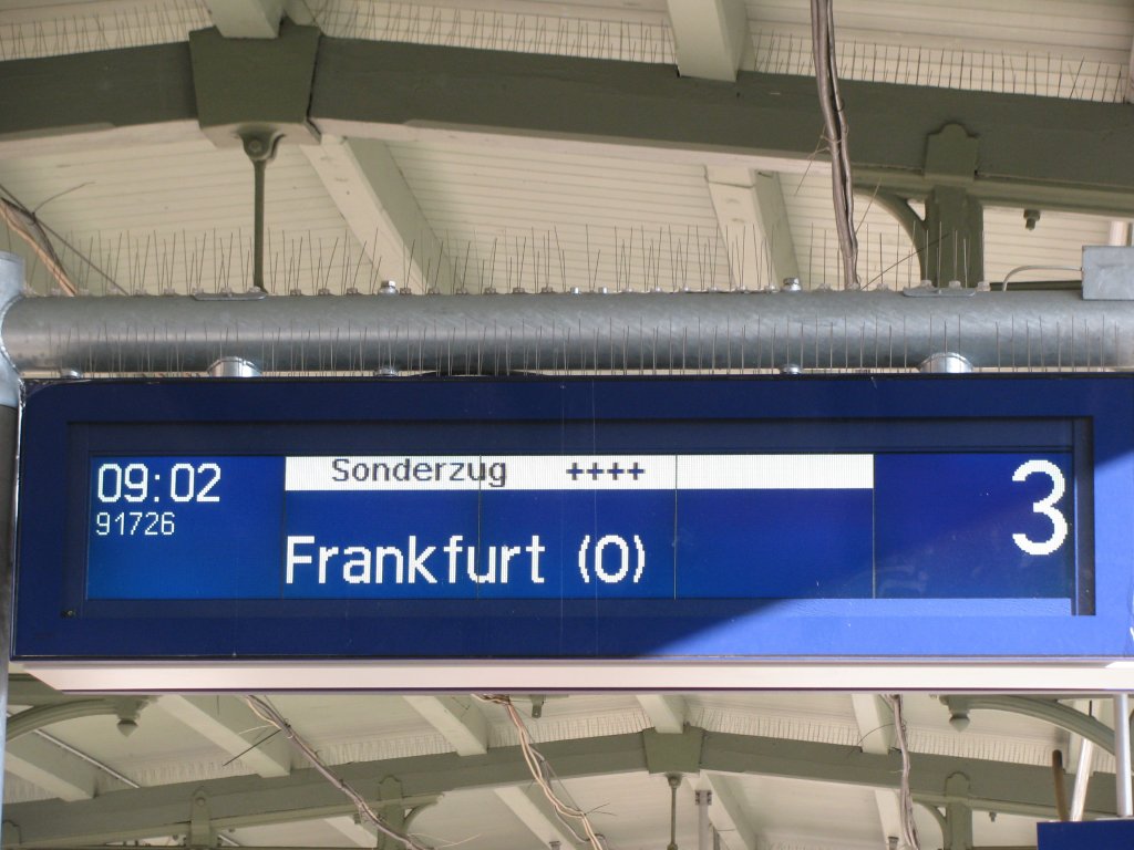 Selbst eine der neuen Anzeigen in Knigs Wusterhausen hie den 91726 an Gleis 3 mit 52 8177 am 07.03. willkommen