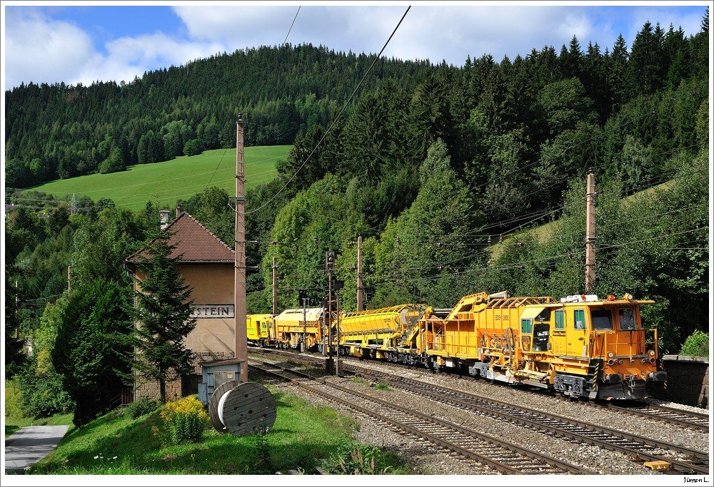 Selbstfahrender Bauzug in Breitenstein, unterwegs Richtung Gloggnitz, 5.9.2009.