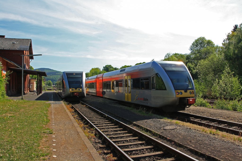 Selten 2 GTW 2/6 der Hellertalbahn im Bahnhof Herdorf am 08.05.2011. Der auf Gleis 1 steht zur Abfahrt nach Betzdorf bereit und auf Gleis 2 kommt an, dieser fhrt dann 12 Minuten spter wieder nach Betzdorf. Es war ein Sonderfahrplan anlsslich des Kreisheimattages vom (Landkreis Altenkirchen/Ww) in Betzdorf.