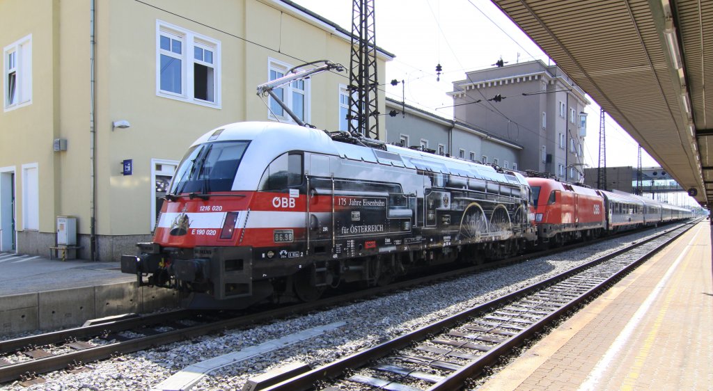 Selten auf der Westbahn anzutreffen ist die 1216 020 mit ihrer Jubilumsbeklebung.
Am 23. August war sie als Vospann unterwegs vor der 1016 018 am OIC865. Die Aufnahme entstand im Bahnhof Wels.