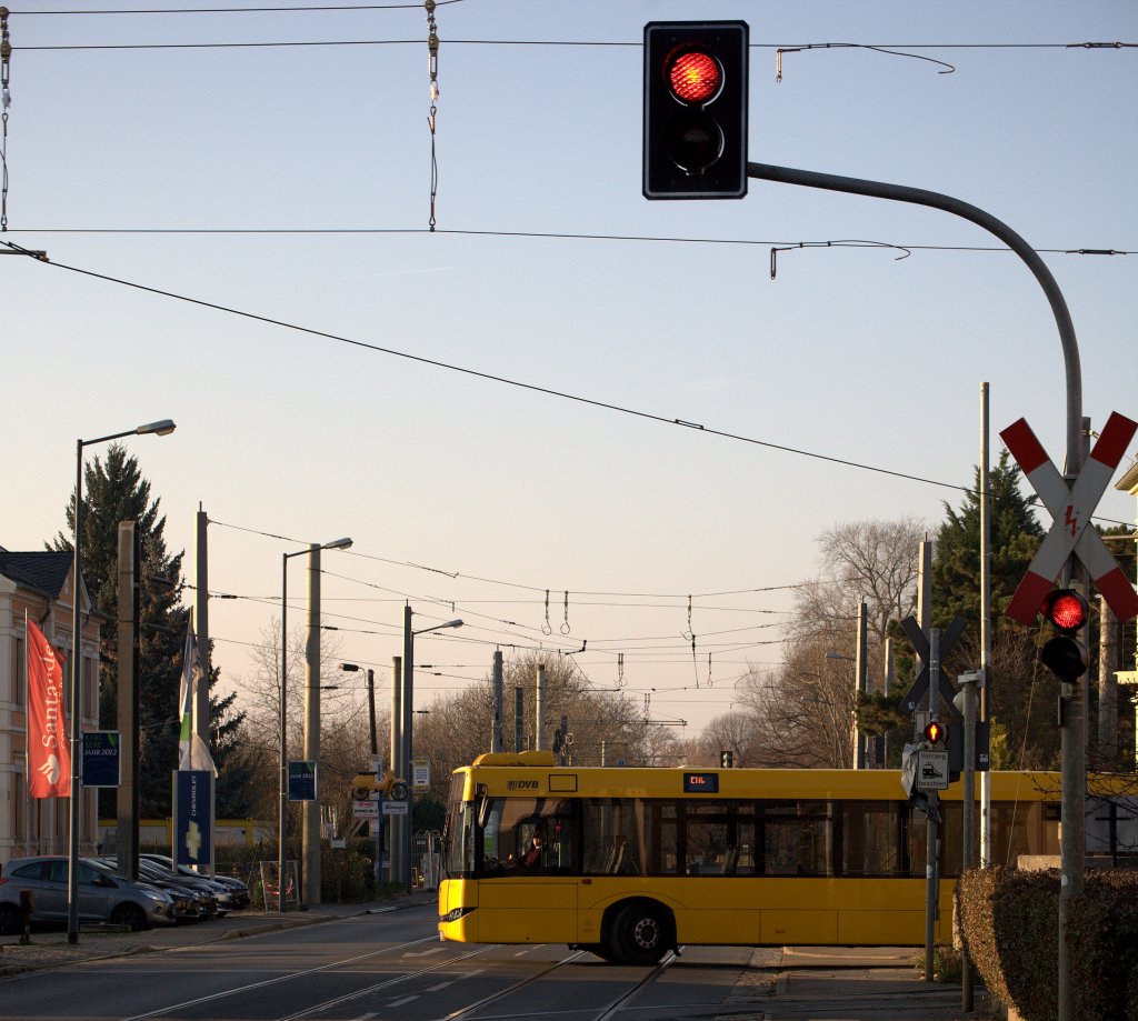 Selten, da die Busausfahrt durch ein Andreaskreuz mit Haltlicht gedeckt ist.
Vielleicht ist hier ein Bahn-Bus unterwegs ?
Ausfahrt aus der Wendeschleife der Linie 4 in Radebeul, welche aktuell vom SEV befahren wird.17.11.2012  gegen 14:40 Uhr