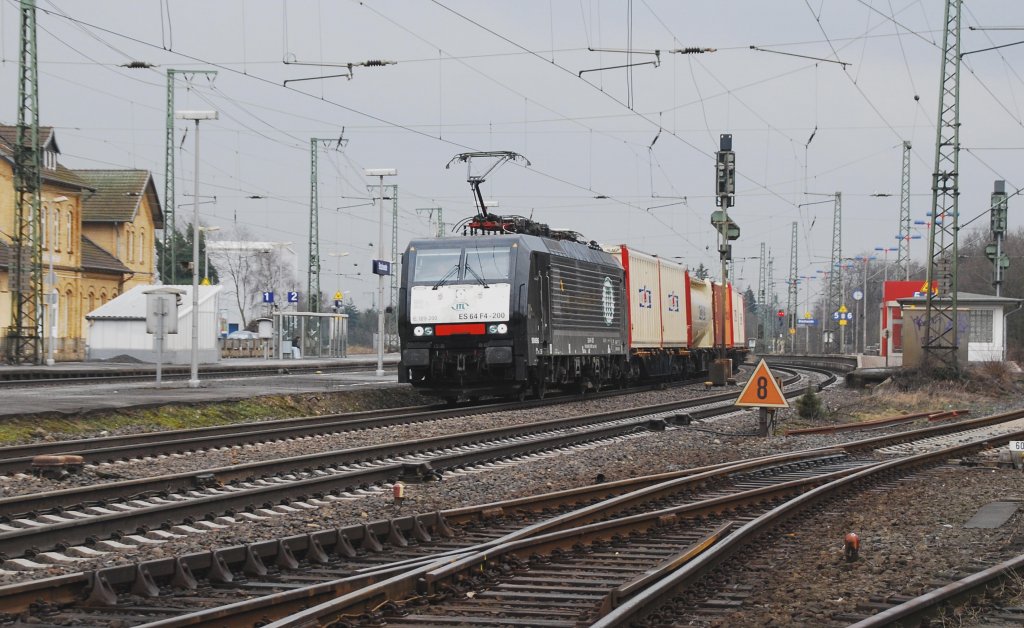Selten genug uns deshalb ein guter Grund fr einen Kameraeinsatz: E189 200 als ES 64 F4-200 der ITL in Bielefeld-Brackwede. Am 20.03.10 kam sie aus Richtung Hamm eingefahren und hatte einen bunten Mix aus Container- und Kesselwagen dabei. 