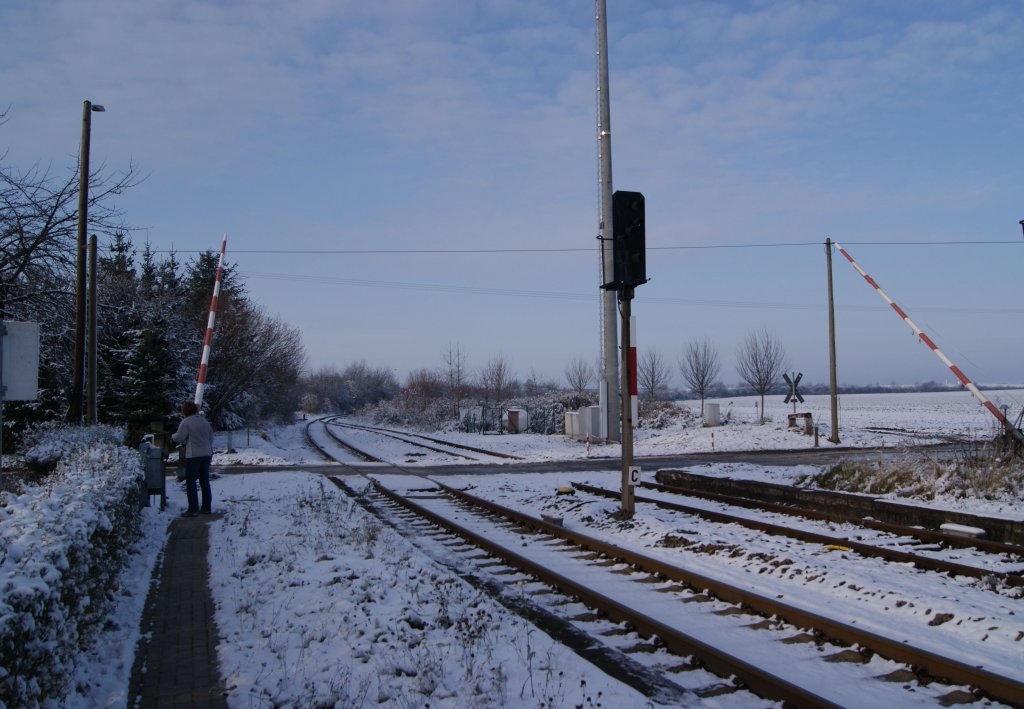 Selten gewordener Anblick im Bahnalltag,eine manuellen Schrankenschlieung.Gesehen an der Burgenlandbahnstrecke Weienfels-Zeitz am Bahnhof Prittitz.27.11.2010