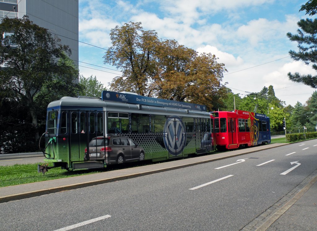 Selten kann man den FCB Motorwagen 490 mit dem B4S 1480 und der VW Werbung der ASAG ohne den dritten Wagen fotografieren. Am 13.09.2012 wurde der Vollwerbezug auf der Linie 15/16 eingesetzt. Hier steht der Zug an der Haltestelle Grosspeterstrasse.