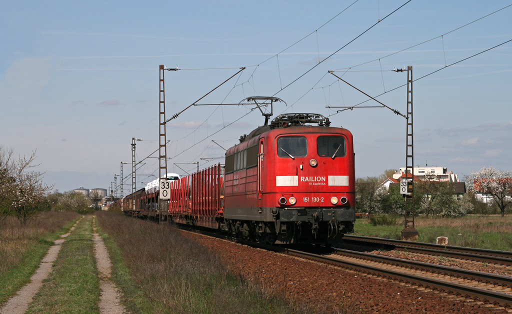 Selten sind die Lokomotiven der Baureihe 151 auf der KBS 700 mittlerweile geworden. Am 09. April 2010 hatte ich das Glck, 151 130 zu begegnen, die bei Wiesental mit einem gemischten Gterzug in Richtung Karlsruhe unterwegs ist.