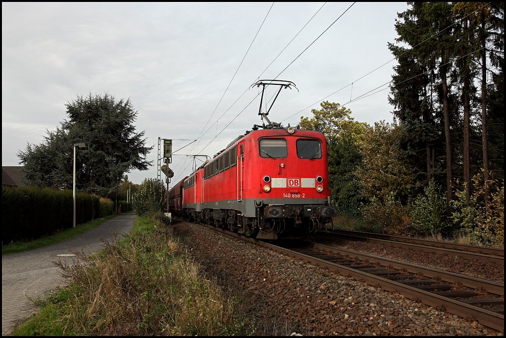 Selten sind sie geworden, die 140er... 140 858 und eine Schwesterlok bespannen einen Kohlezug Rheinaufwrts in Richtung Koblenz. (24.10.2009)