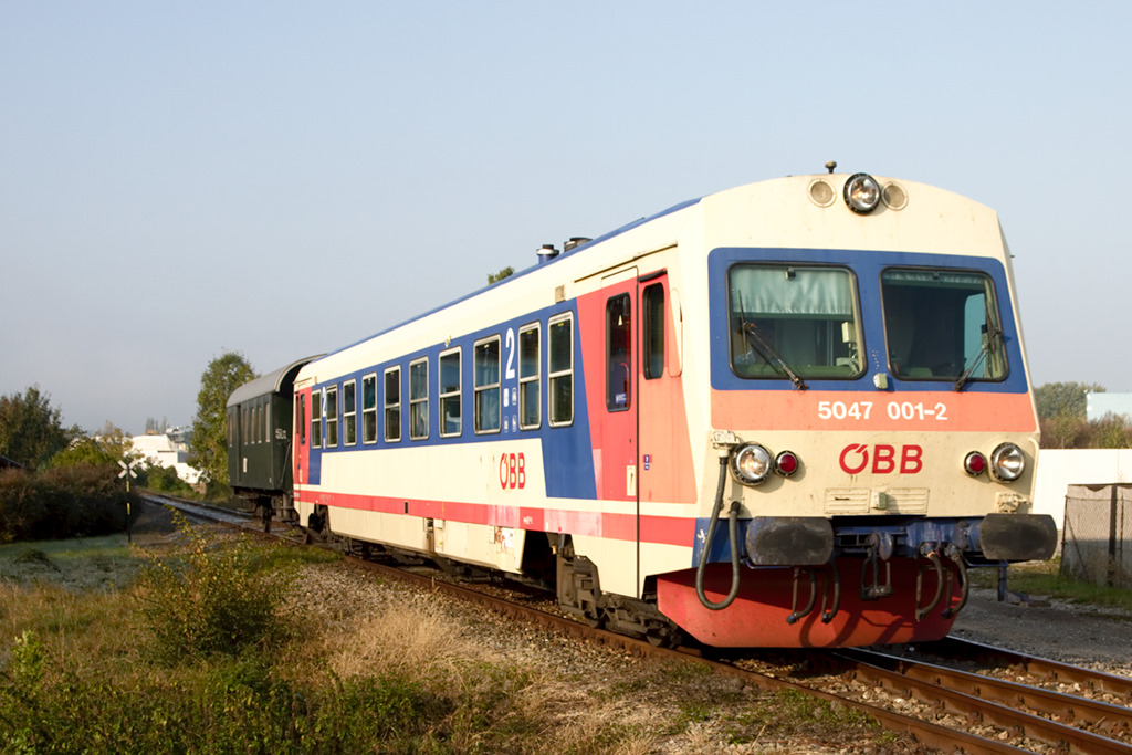 Selten verirren sich noch im Regelbetrieb stehende Triebwagen auf die Landesbahn. Hier der 5047.001 kurz vor der Kreuzung mit der Leobendorfer Srae in Korneuburg. (22.10.2011)